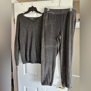 Barefoot Dreams LuxeChic excellent condition dark grey lounge set. Sz L/XL.
